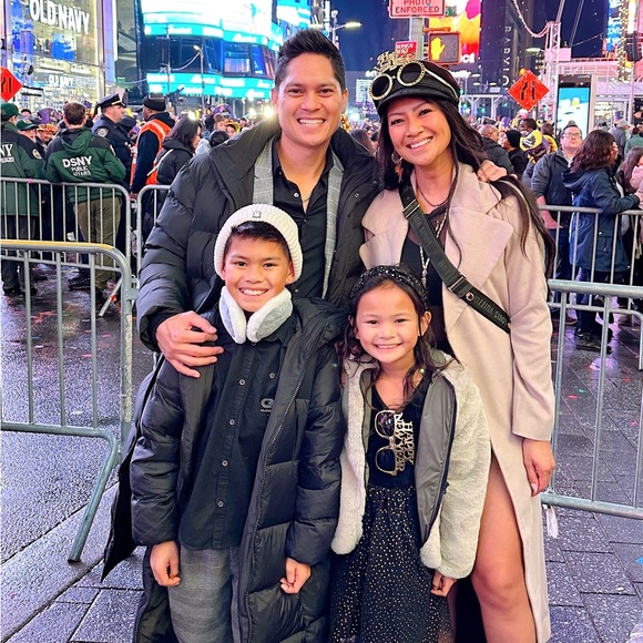 Instagram @partyof4sometimes2 - Picture 10 of 12